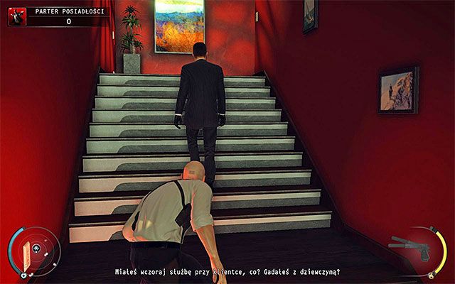 Szefa ochrony najlepiej jest pozbyć się w momencie gdy podróżuje po schodach (powyższy screen), przy czym postaraj się w taki sposób go zaatakować żeby nie miał możliwości obronienia się - Hitman Absolution: Parter posiadłości, Osobisty kontrakt - Solucja - Hitman Absolution - poradnik do gry