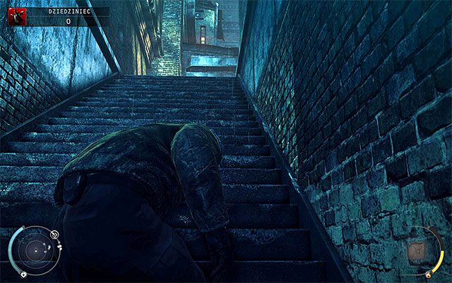 Docelowo musisz dotrzeć do pokazanych na powyższym screenie schodów, które prowadzą na dziedziniec - Dziedziniec | 5 - Myśliwy i ofiara | Solucja Hitman Rozgrzeszenie - Hitman Absolution - poradnik do gry