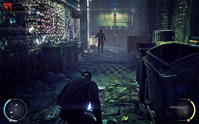 Jeżeli nie posiadasz przebrania policjanta, to możesz takowe pozyskać - Przedostanie się do wnętrza klubu (Klub Vixen) | 5 - Myśliwy i ofiara - Hitman Absolution - poradnik do gry