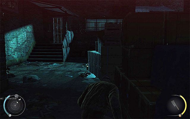 Do wnętrza widocznego w oddali budynku prowadzi kilka ścieżek - Strefa załadunkowa | 5 - Myśliwy i ofiara | Solucja Hitman Rozgrzeszenie - Hitman Absolution - poradnik do gry