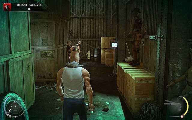 Tylna część hangaru powinna być patrolowana przez dwóch lub trzech przeciwników - Eksploracja hangaru (Hangar Patrioty) | 13 - Noc walki | Hitman Rozgrzeszenie - Hitman Absolution - poradnik do gry