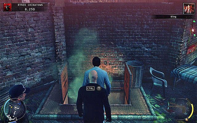 Dziura, której można użyć do zamordowania celu misji, znajduje się na drugim końcu placu, niedaleko jednego z kramików - 2 - Król Chinatown | Wyzwania Hitman Rozgrzeszenie - Hitman Absolution - poradnik do gry