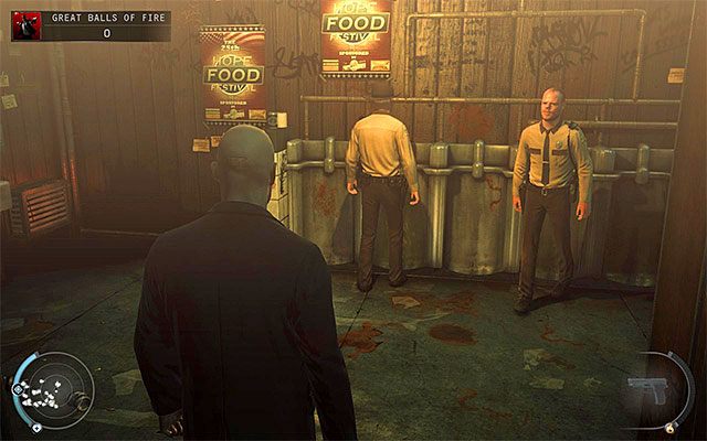 Po znalezieniu się w toaletach musisz wybrać jeden z dwóch wariantów zachowania - Dotarcie do barmana bez wszczynania bójki (Great Balls of Fire) | 7 - Witamy w Hope - Hitman Absolution - poradnik do gry
