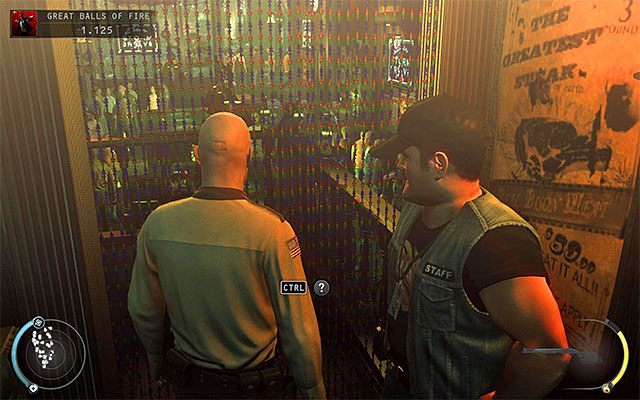 Dysponując przebraniem policjanta z Hope możesz powrócić do startowego pomieszczenia i następnie bezproblemowo przejść do głównego obszaru baru, nie martwiąc się o to, że zostaniesz przez kogoś zatrzymany - Dotarcie do barmana bez wszczynania bójki (Great Balls of Fire) | 7 - Witamy w Hope - Hitman Absolution - poradnik do gry