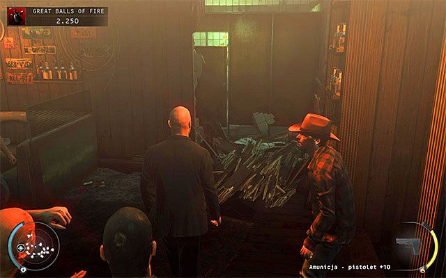 Kontynuuj przemarsz w stronę baru - Dotarcie do barmana po wszczęciu bójki (Great Balls of Fire) | 7 - Witamy w Hope - Hitman Absolution - poradnik do gry