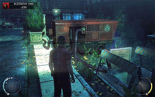 Wspomniany wyżej strażnik patroluje drogę prowadzącą do częściowo zalanego parkingu - Eksploracja okolic budynku mieszkalnego (Blackwater Park) | 18 - Blackwater Park - Hitman Absolution - poradnik do gry