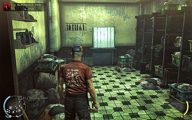 Ostatnim z miejsc, do których warto zajrzeć, jest pokazany na powyższym screenie składzik - Eksploracja wnętrza budynku mieszkalnego (Blackwater Park) | 18 - Blackwater Park - Hitman Absolution - poradnik do gry