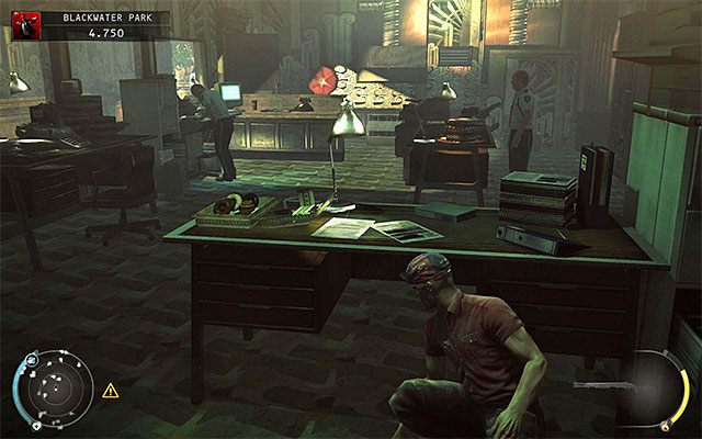 W pomieszczeniu ochrony nawet na niższych poziomach trudności przebywają co najmniej dwie postacie - Odblokowanie dostępu do windy (Blackwater Park) | 18 - Blackwater Park - Hitman Absolution - poradnik do gry