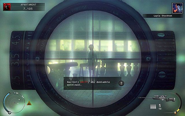 Zaczekaj aż Layla pojawi się na widocznym w oddali zewnętrznym balkoniku - Eliminacja Layli w tradycyjny sposób (Apartament) | 18 - Blackwater Park - Hitman Absolution - poradnik do gry