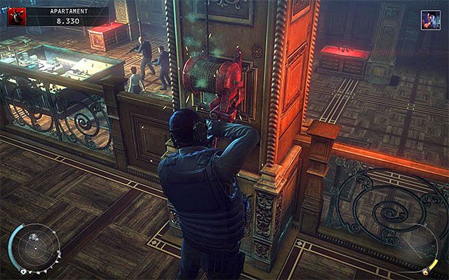 Skorzystaj teraz z lewych lub z prawych schodów z zamiarem przedostania się na górne balkoniki - Eliminacja Layli w zaaranżowanym wypadku (Apartament) | 18 - Blackwater Park - Hitman Absolution - poradnik do gry