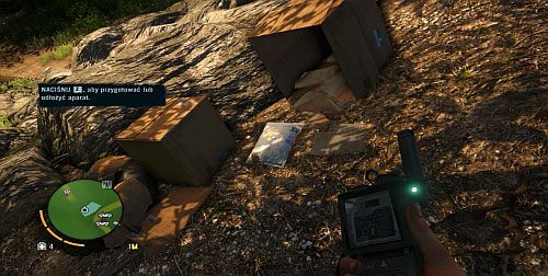 Na dole zrób zdjęcie paczki pokazanej na obrazku, którą odnajdziesz w oznaczonym na niebiesko na mini mapie obszarze - Zrzut ładunku | Misje fabularne w Far Cry 3 - Far Cry 3 - poradnik do gry