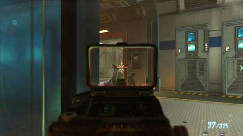 Idź przed siebie, przez korytarz z lewej lub pokój po prawej (uważaj, może kryć się w nim przeciwnik) - 11 - Judgment Day | Misje - Opis przejścia | Call of Duty Black Ops II - Call of Duty: Black Ops II - poradnik do gry
