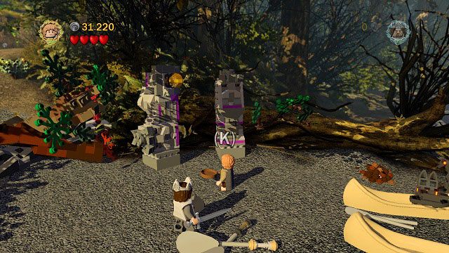 Po prawej stronie lokacji startowej znajdują się dwie kolumny, przy czym jedna z nich ma hak - Amon Hen (01 - 05) | Znajdźki | LEGO The Lord of the Rings - LEGO The Lord of the Rings: Władca Pierścieni - poradnik do gry