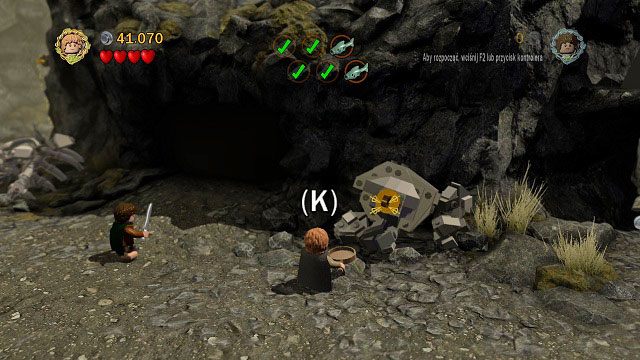 Zaraz za pierwszą jaskinią, w której znaleźliśmy rybę zobaczymy znajdujący się przy ziemi hak - Obłaskawienie Golluma | Znajdźki | LEGO The Lord of the Rings - LEGO The Lord of the Rings: Władca Pierścieni - poradnik do gry