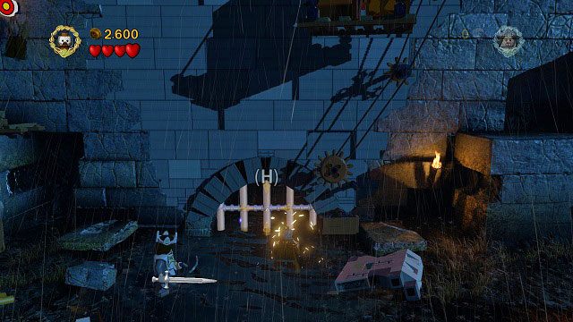 Zaraz po rozpoczęciu misji podchodzimy pod mur i wysadzamy mithrilową kratę za pomocą bomb Berserka - Helmowy Jar | Znajdźki | LEGO The Lord of the Rings - LEGO The Lord of the Rings: Władca Pierścieni - poradnik do gry