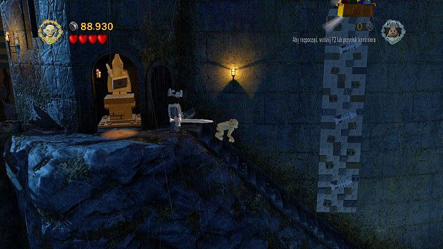 Gdy idziemy powstrzymać taran, po naszej prawej stronie znajdziemy ścianę, na którą może się wspiąć Gollum - Helmowy Jar | Znajdźki | LEGO The Lord of the Rings - LEGO The Lord of the Rings: Władca Pierścieni - poradnik do gry