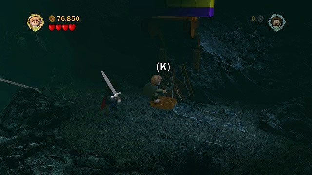 Po przesunięciu posągu i wejściu na prawą półkę skalną zobaczymy palenisko - Ścieżki umarłych | Znajdźki | LEGO The Lord of the Rings - LEGO The Lord of the Rings: Władca Pierścieni - poradnik do gry