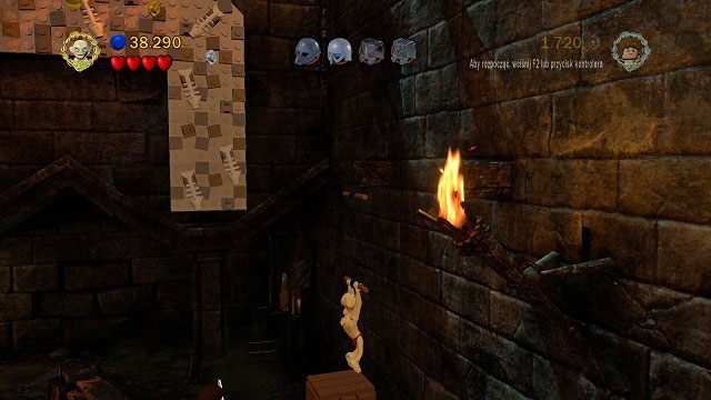 Na lewo od lokacji startowej znajdziemy skrzynkę, a nad nią poręcze - Cirith Ungol | Znajdźki | LEGO The Lord of the Rings - LEGO The Lord of the Rings: Władca Pierścieni - poradnik do gry