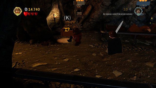 Wewnątrz niszczymy wszystkie skrzynie i beczki po lewej stronie jamy i używamy korby a następnie podnosimy minizestaw - Czarna Brama | Znajdźki | LEGO The Lord of the Rings - LEGO The Lord of the Rings: Władca Pierścieni - poradnik do gry