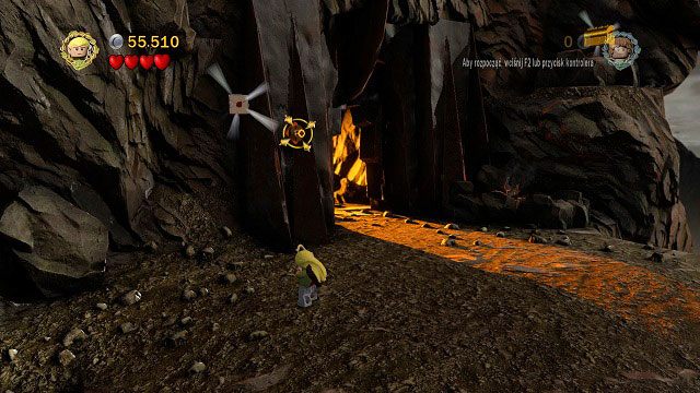 Obok wrót znajdziemy cel dla Legolasa - strzelamy do niego z łuku i po stworzonym drążku skaczemy w kierunku schematu - Góra Przeznaczenia | Znajdźki | LEGO The Lord of the Rings - LEGO The Lord of the Rings: Władca Pierścieni - poradnik do gry