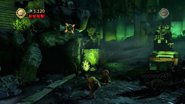 Na początku etapu strzelamy w tarczę znajdującą się nad nami a następnie Aragornem podnosimy otrzymany przedmiot - Tajne Schody | Znajdźki | LEGO The Lord of the Rings - LEGO The Lord of the Rings: Władca Pierścieni - poradnik do gry
