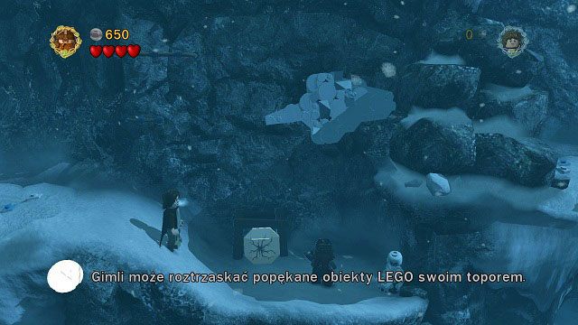 Po drugiej stronie głębokiego śniegu znajdziemy popękaną płytkę LEGO, którą Gimli może roztrzaskać swoim toporem - Przełęcz Caradhras | Opis przejścia - Akt I | LEGO The Lord of the Rings - LEGO The Lord of the Rings: Władca Pierścieni - poradnik do gry