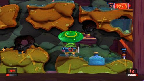 W trakcie tury Zwiadowcy przenosimy pojemnik z benzyną z góry na głowy przeciwników przy pomocy UFO [ilustracja] - Kosiarz | Podwórko (Kampania) | Worms Revolution - Worms: Revolution - poradnik do gry