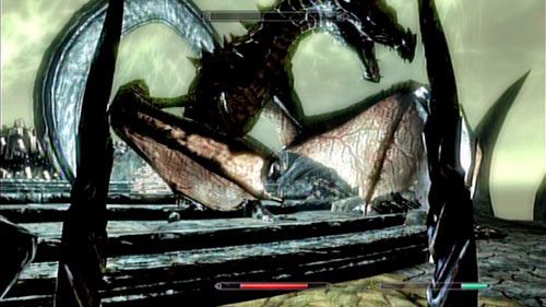 Walka przebiega w dość schematyczny sposób - kiedy poziom zdrowia Miraaka spadnie do pewnego z poziomu (około 30%), teleportuje się on do niedostępnego punktu na mapie i wyssie duszę z któregoś z okolicznych smoków (tym samym lecząc swoje rany) - Defeat Miraak [Pokonaj Miraaka] | Na szczycie krainy Apocrypha - The Elder Scrolls V: Skyrim - Dragonborn - poradnik do gry