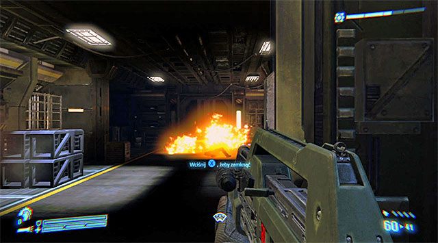 Powróć na główny plac, pozbieraj zapasy i wyrusz w stronę oznaczonego przez grę budynku - Uratuj pojmanego marine | Misja 8 - Wał obronny | Aliens Colonial Marines - Aliens: Colonial Marines - poradnik do gry