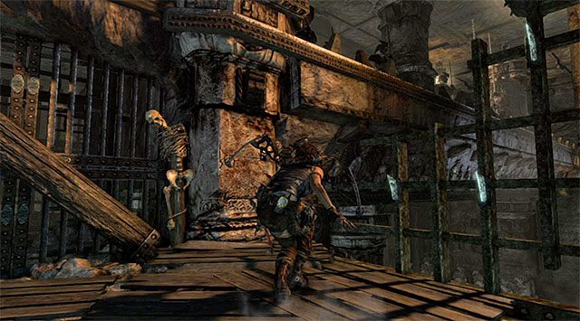 Po dotarciu na górny balkonik skręć w lewo i przejdź po drewnianej belce - Zbadaj klasztor w poszukiwaniu Sam | 24 - Powrót | Solucja Tomb Raider - Tomb Raider - poradnik do gry