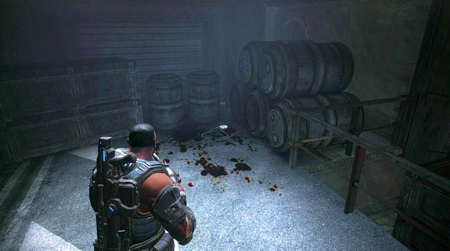 Po zjechaniu windą na dół, biegnij w kierunku terminala, a następnie przy pierwszej sposobności skręć w prawo i zacznij się cofać - Sterownia - Onyx Point - Gears of War: Judgment - poradnik do gry