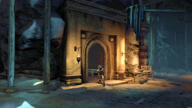 Zaraz po wejściu do wioski udaj się do budynku po lewej znajdziesz w nim czerwoną skrzynię - Początek wioski (1) - God of War: Ascension - poradnik do gry