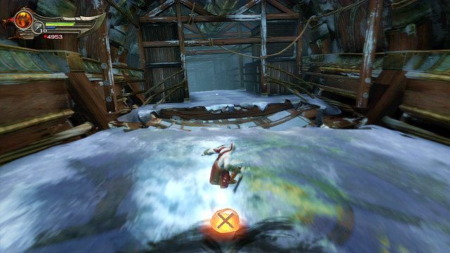 Po krótkiej chwili zaczniesz się ześlizgiwać oblodzonym zboczem - Czerwony wąż | God of War Wstąpienie - God of War: Ascension - poradnik do gry