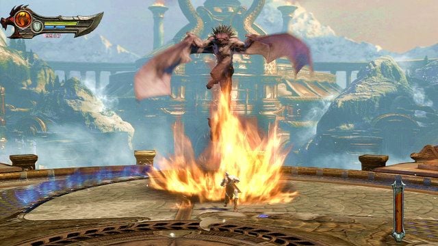 W pierwszej fazie bestia będzie dużo latać i zionąć ogniem od czasu do czasu lądując i atakując ogonem lub skrzydłami - Walka z Mantikorą | God of War Wstąpienie - God of War: Ascension - poradnik do gry