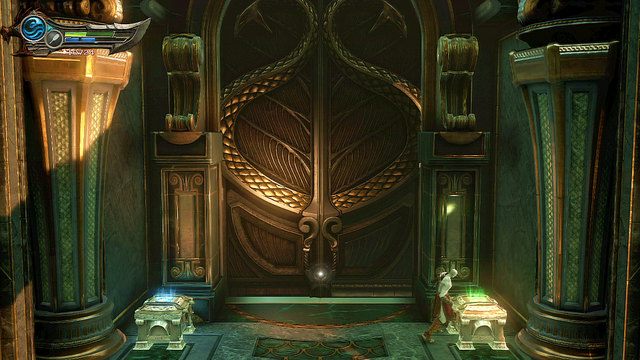 W przedsionku świątyni skorzystaj ze skrzyń do uzupełniania many oraz życia i przejdź do pierwszej sali przez ogromne drzwi - Walka z Cerberem | God of War Wstąpienie - God of War: Ascension - poradnik do gry