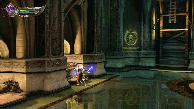 Przeciwników trzymaj na maksymalny zasięg ostrzy chaosu, blokuj ich walanie młotem w ziemię i unikaj nalotów - Dusza Hadesa | God of War Wstąpienie - God of War: Ascension - poradnik do gry