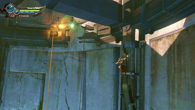 Zjeżdżając po pionowej ścianie przygotuj się do złapania za łańcuch - 22 - Żebra Apollona | Opis przejścia | God of War Wstąpienie - God of War: Ascension - poradnik do gry