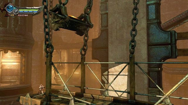 Po wyjechaniu windą ostrożnie przeskocz nad przepaścią i zatrzymaj się na początku pomostu - Droga na szczyt pieca | God of War Wstąpienie - God of War: Ascension - poradnik do gry