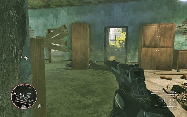 Musisz przedostać się dwa pokoje dalej jednocześnie nie dając się zastrzelić wrogiemu snajperowi - Odzyskaj swój ekwipunek | Akt 2 - Duchy Sarajewa | Sniper Ghost Warrior 2 - Sniper: Ghost Warrior 2 - poradnik do gry
