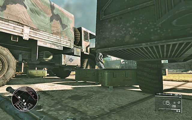 Uważaj na żołnierzy patrolujących podwórko po prawej stronie - Niezauważenie dojdź do gmachu biblioteki | Akt 2 - Duchy Sarajewa - Sniper: Ghost Warrior 2 - poradnik do gry