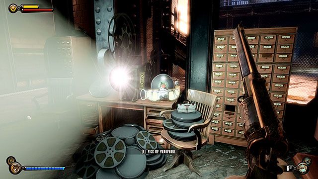 Wejdź do biura strażnika i odszukaj włączony projektor - Idź do biura dyrektora | Rozdział 33 - Atrium | BioShock Infinite - BioShock: Infinite - poradnik do gry