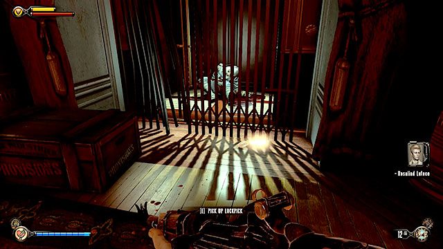 Przed okratowaną windą w głównym korytarzu znajdziesz 2 dodatkowe wytrychy - Wejdź na pokład sterowca Comstocka | Rozdział 36 - Dłoń Proroka - BioShock: Infinite - poradnik do gry