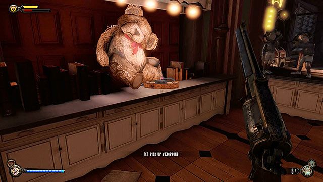 Księgi Założycieli, obok pluszowego misia na wystawie - Rozdział 29 | Voksofony | BioShock Infinite - BioShock: Infinite - poradnik do gry