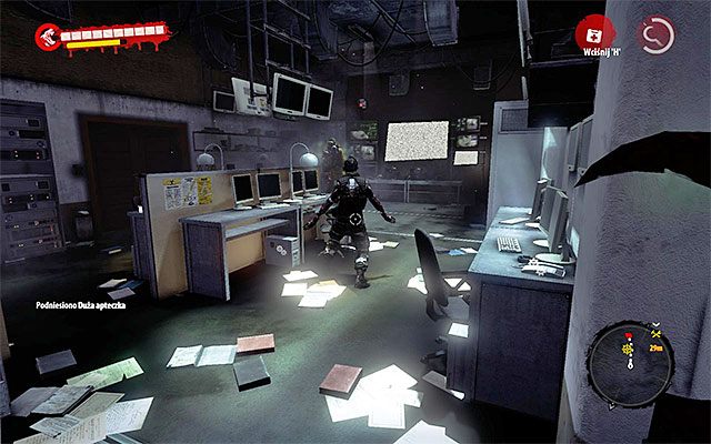 Kontynuuj dość liniowy przemarsz, mijając po drodze wiele pomieszczeń okupowanych przez pojedyncze zombiaki (szwendacze oraz zarażeni) oraz skrywających dużą ilość interaktywnych przedmiotów - Dotrzyj do pokoju komunikacji radiowej | Rozdział 9 - Zmilitaryzowana strefa - Dead Island Riptide - poradnik do gry