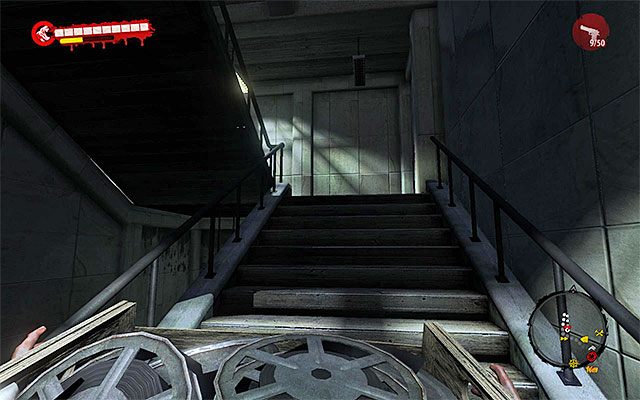 Powróć ze skrzynką w okolice baru i dla odmiany skieruj się teraz w lewo, docierając do klatki schodowej - Połóż szpule filmowe na dachu, aby oznaczyć lądowisko | Rozdział 10 - Ratunek - Dead Island Riptide - poradnik do gry
