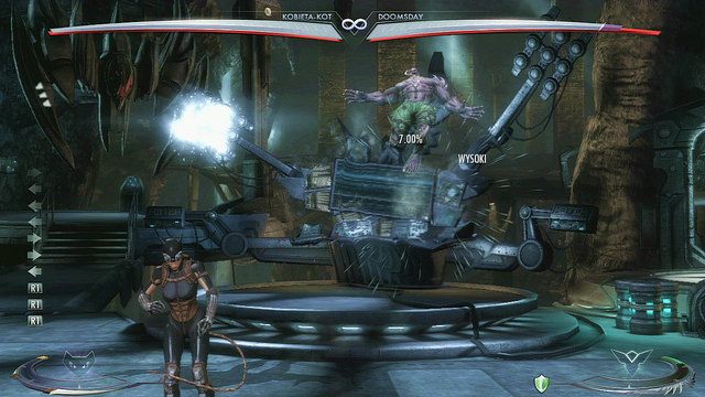 Na środku areny w tle znajduje się komputer Batmana, walcząc przed nim można rzucić w niego przeciwnikiem - Injustice: Jaskinia Batmana - arena - Injustice Gods Among Us - poradnik do gry