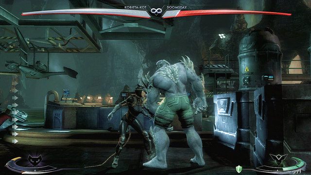 Po prawej stronie areny znajdują się metalowe skrzynie blokujące drogę - Injustice: Jaskinia Batmana - arena - Injustice Gods Among Us - poradnik do gry