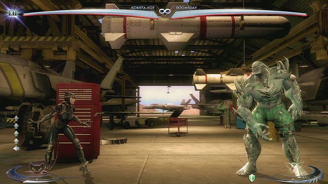 Po lewej stronie areny znajduje się czerwona skrzynia z narzędziami - Injustice: Ferris Aircraft - arena - Injustice Gods Among Us - poradnik do gry