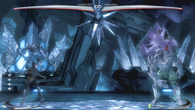 Na środku areny znajduje się lodowa kula zawieszona pod sufitem - Injustice: Forteca Samotności - arena - Injustice Gods Among Us - poradnik do gry