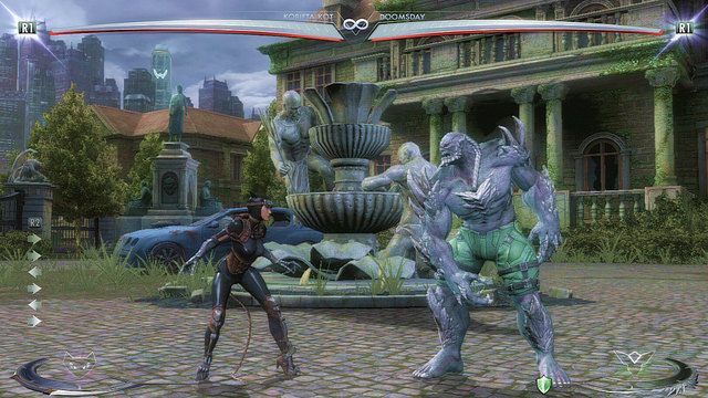 Na środku areny w tle znajduje się fontanna, walcząc przed nią można rzucić w nią przeciwnikiem - Injustice: Rezydencja Waynea, Rezydencja Waynea nocą - arena - Injustice Gods Among Us - poradnik do gry